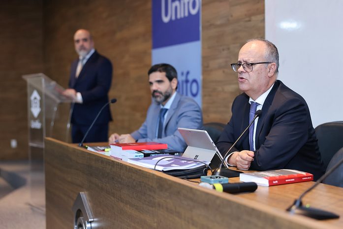  Vitalino Canas anuncia novas publicações do Prémio FIBE em evento da Unifor 